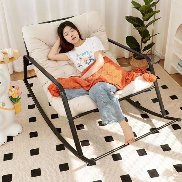 Mecedora Moon nórdica contemporánea de tela sintética y acero al carbono con respaldo y reposabrazos para sala de estar y dormitorio 