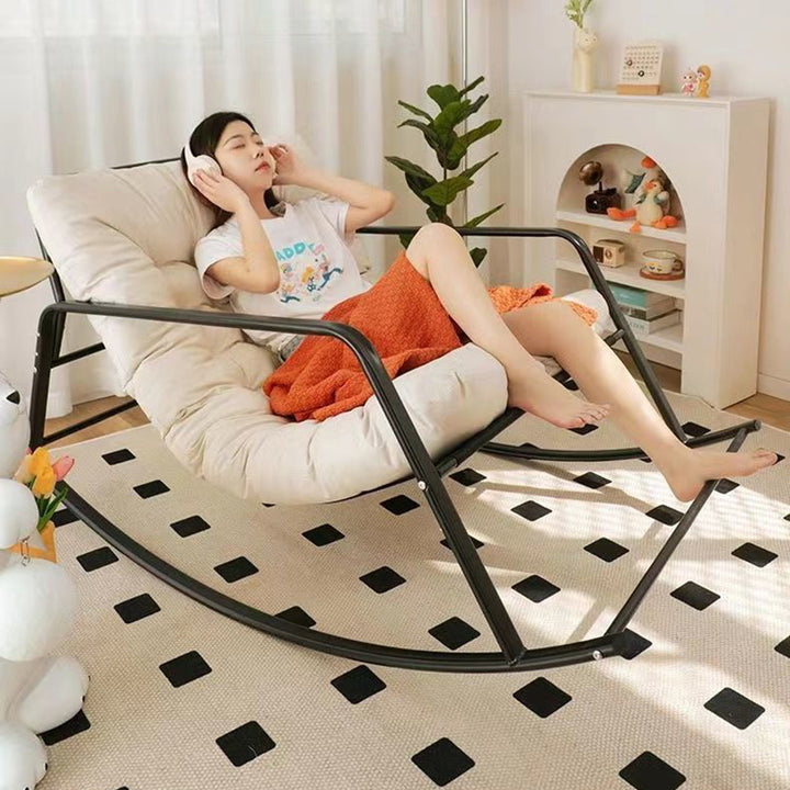 Mecedora Moon nórdica contemporánea de tela sintética y acero al carbono con respaldo y reposabrazos para sala de estar y dormitorio 