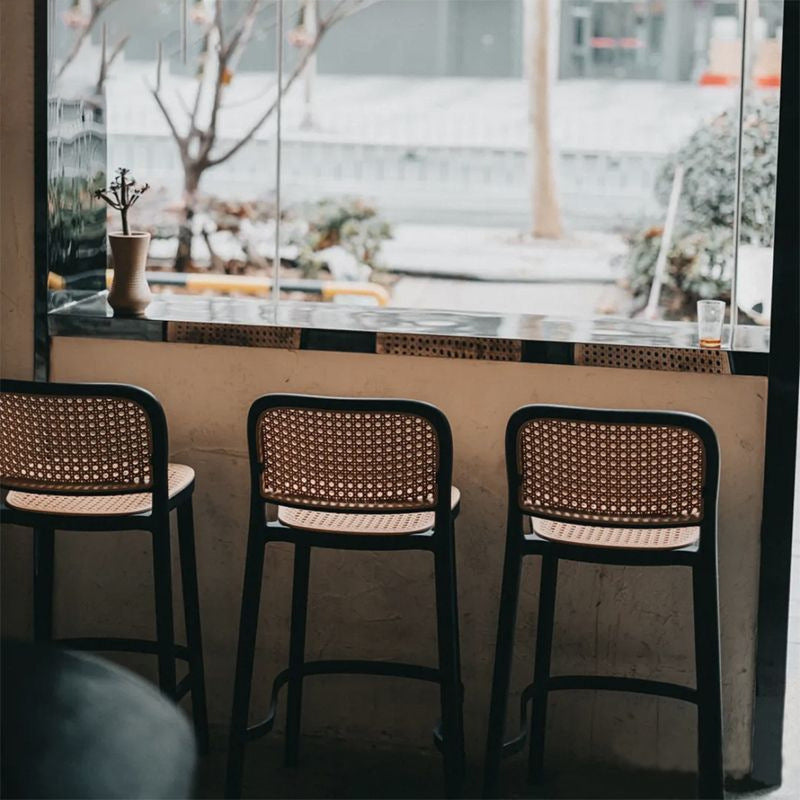 Tabouret de bar carré en tissage PP scandinave contemporain avec dossier et repose-pieds pour cuisine et comptoir de bar 