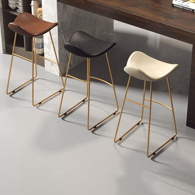 Tabouret de bar triangulaire en cuir et fer scandinave contemporain avec dossier et repose-pieds pour cuisine et bar 