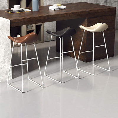 Tabouret de bar triangulaire en cuir et fer scandinave contemporain avec dossier et repose-pieds pour cuisine et bar 