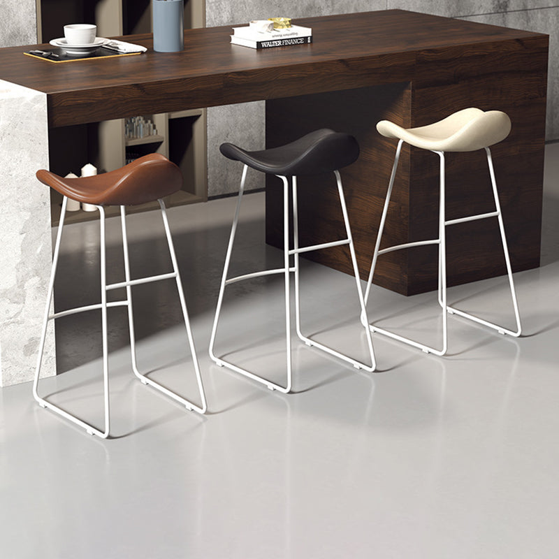 Tabouret de bar triangulaire en cuir et fer scandinave contemporain avec dossier et repose-pieds pour cuisine et bar 