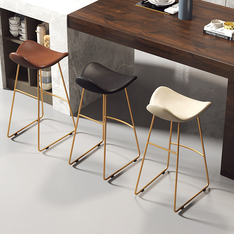 Tabouret de bar triangulaire en cuir et fer scandinave contemporain avec dossier et repose-pieds pour cuisine et bar 