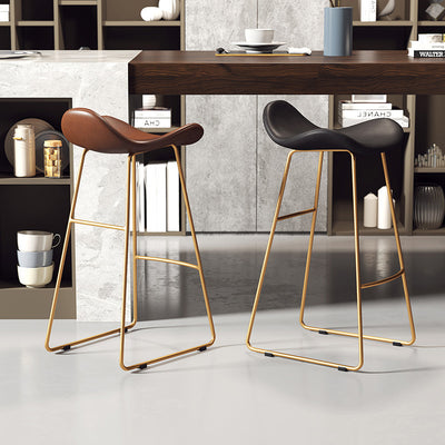 Tabouret de bar triangulaire en cuir et fer scandinave contemporain avec dossier et repose-pieds pour cuisine et bar 