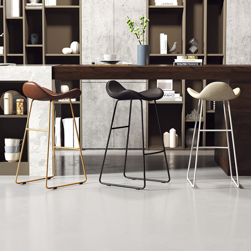 Tabouret de bar triangulaire en cuir et fer scandinave contemporain avec dossier et repose-pieds pour cuisine et bar 