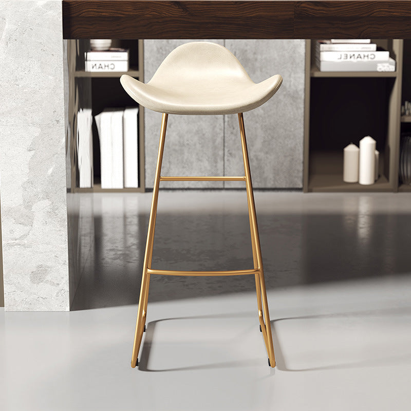 Tabouret de bar triangulaire en cuir et fer scandinave contemporain avec dossier et repose-pieds pour cuisine et bar 
