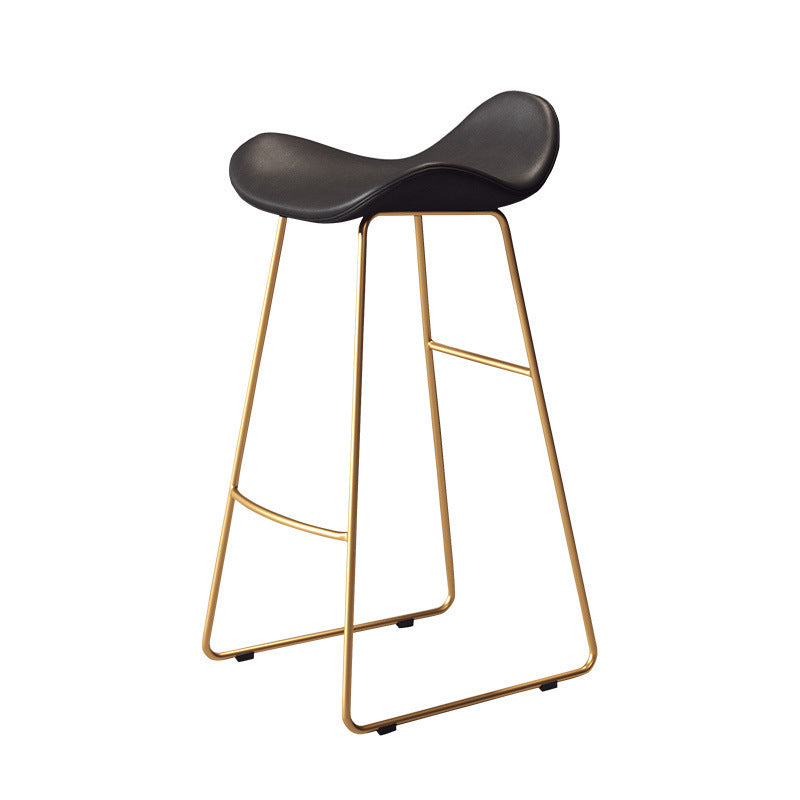 Tabouret de bar triangulaire en cuir et fer scandinave contemporain avec dossier et repose-pieds pour cuisine et bar 