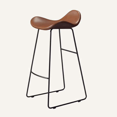 Tabouret de bar triangulaire en cuir et fer scandinave contemporain avec dossier et repose-pieds pour cuisine et bar 