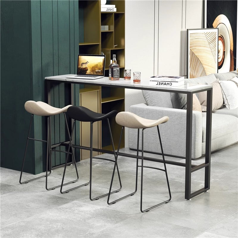 Tabouret de bar triangulaire en cuir et fer scandinave contemporain avec dossier et repose-pieds pour cuisine et bar 