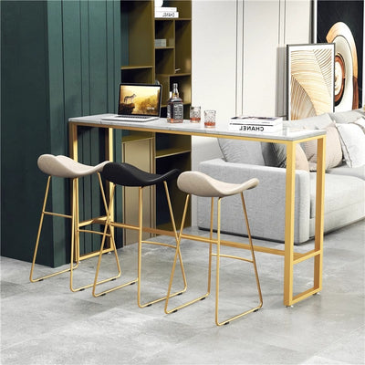 Tabouret de bar triangulaire en cuir et fer scandinave contemporain avec dossier et repose-pieds pour cuisine et bar 
