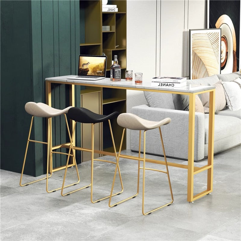 Tabouret de bar triangulaire en cuir et fer scandinave contemporain avec dossier et repose-pieds pour cuisine et bar 