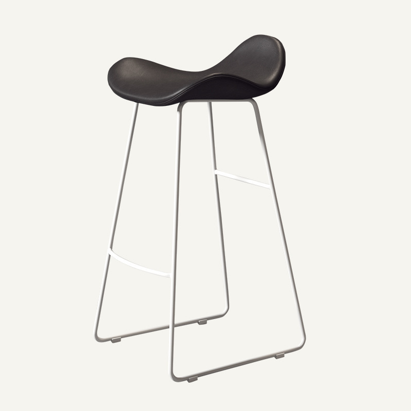 Tabouret de bar triangulaire en cuir et fer scandinave contemporain avec dossier et repose-pieds pour cuisine et bar 