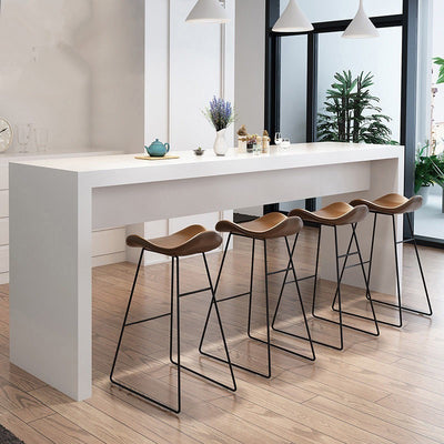 Tabouret de bar triangulaire en cuir et fer scandinave contemporain avec dossier et repose-pieds pour cuisine et bar 
