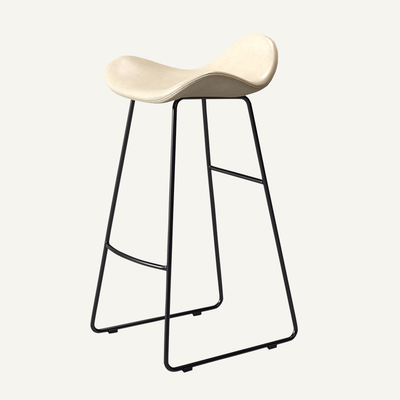 Tabouret de bar triangulaire en cuir et fer scandinave contemporain avec dossier et repose-pieds pour cuisine et bar 