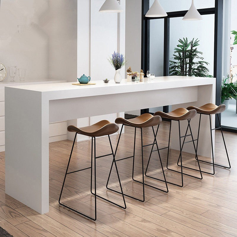 Tabouret de bar triangulaire en cuir et fer scandinave contemporain avec dossier et repose-pieds pour cuisine et bar 