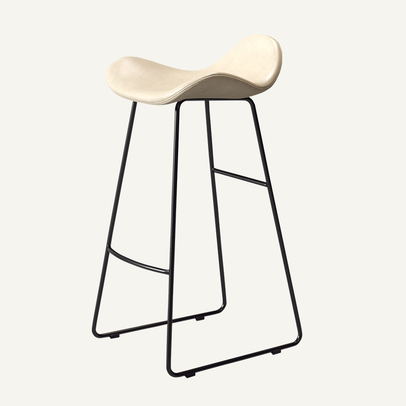 Tabouret de bar triangulaire en cuir et fer scandinave contemporain avec dossier et repose-pieds pour cuisine et bar 