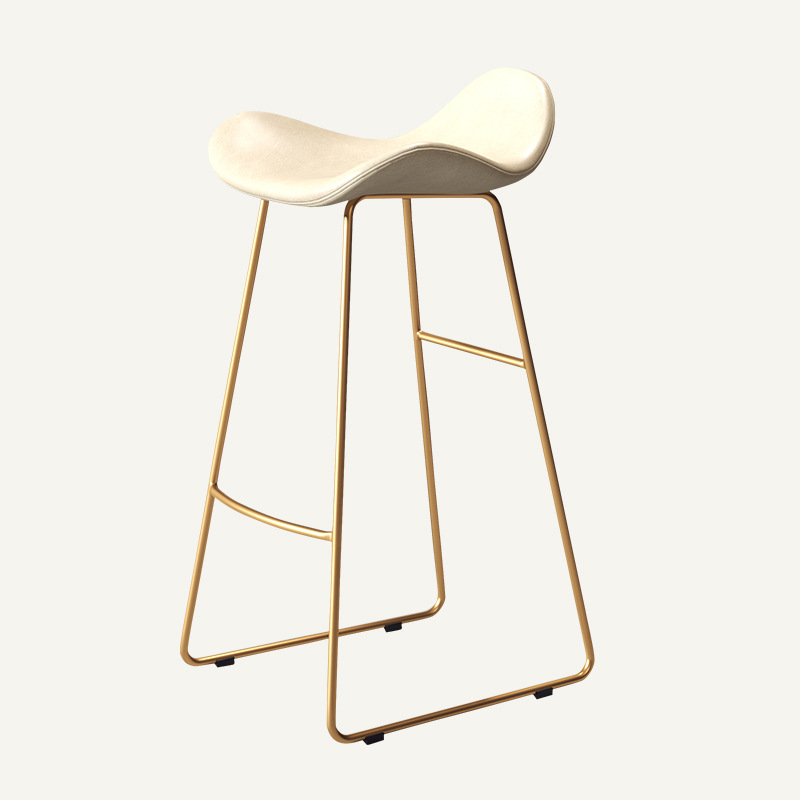 Tabouret de bar triangulaire en cuir et fer scandinave contemporain avec dossier et repose-pieds pour cuisine et bar 