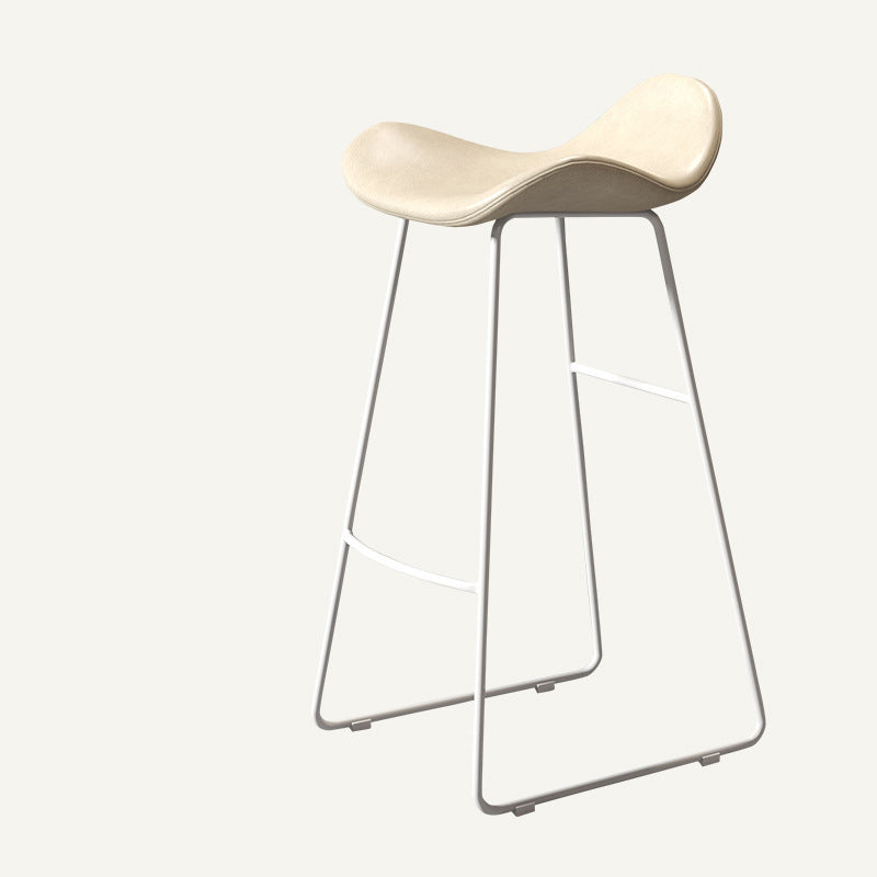 Tabouret de bar triangulaire en cuir et fer scandinave contemporain avec dossier et repose-pieds pour cuisine et bar 