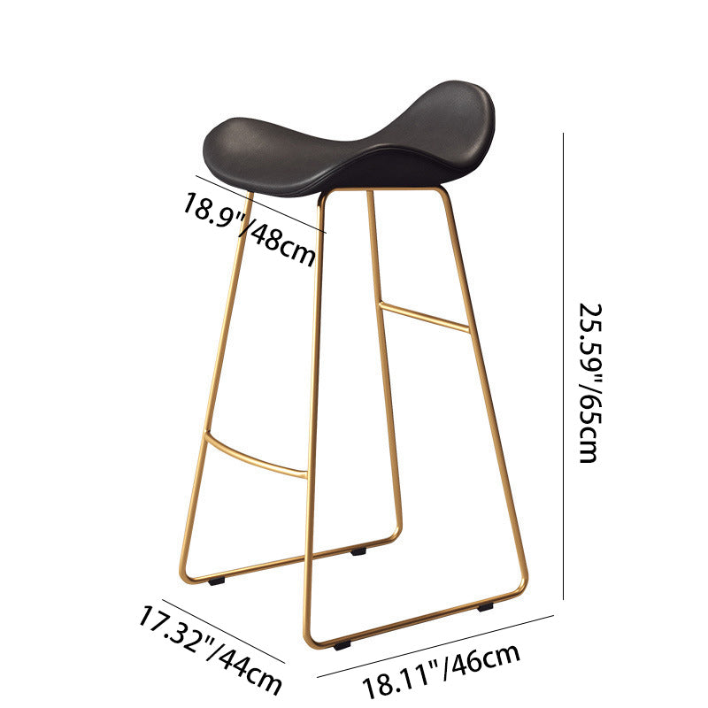 Tabouret de bar triangulaire en cuir et fer scandinave contemporain avec dossier et repose-pieds pour cuisine et bar 