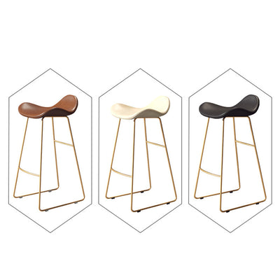 Tabouret de bar triangulaire en cuir et fer scandinave contemporain avec dossier et repose-pieds pour cuisine et bar 