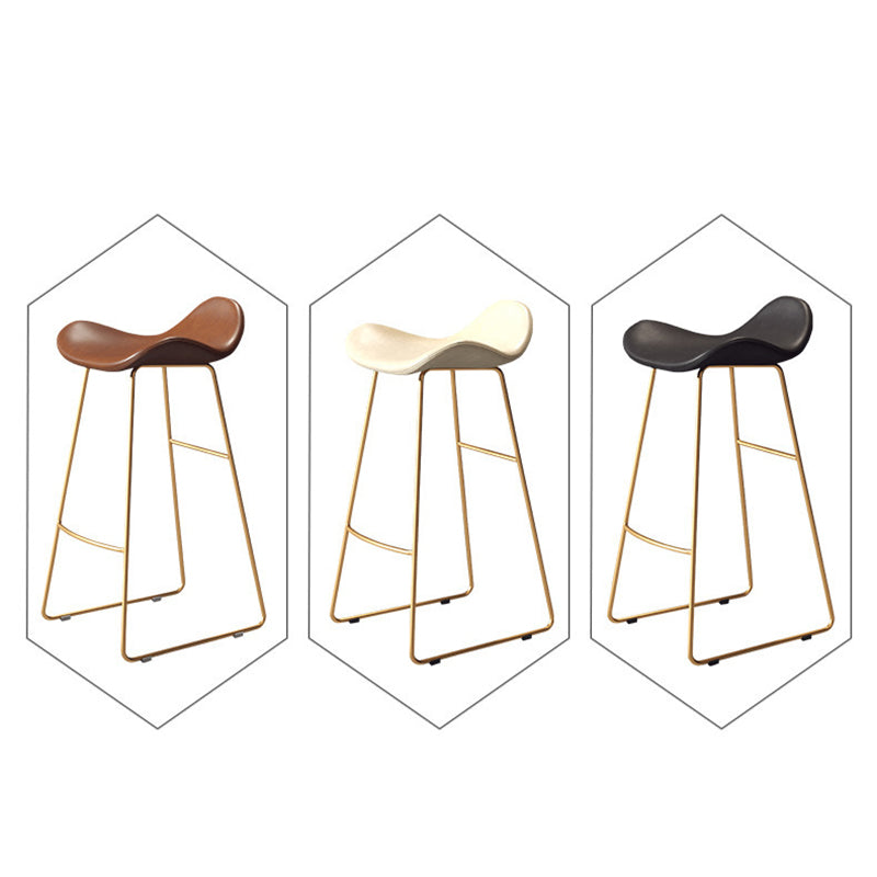 Tabouret de bar triangulaire en cuir et fer scandinave contemporain avec dossier et repose-pieds pour cuisine et bar 