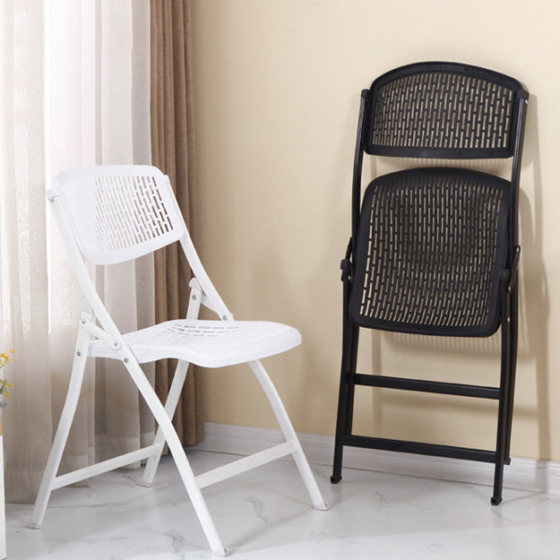 Chaise de bureau pliante carrée moderne minimaliste en PP et en acier avec dossier pour la maison et le bureau 