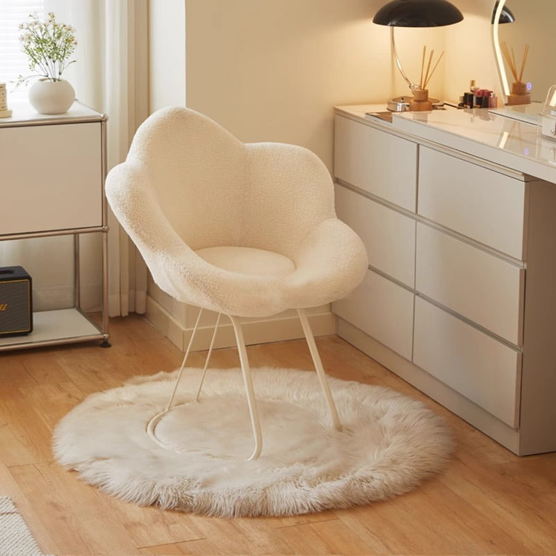 Moderner drehbarer Schminkhocker im nordischen Stil mit Sherpa-Stoff, Eisen und Blütenblatt-Design, mit Rückenlehne und Armlehnen, für das Schlafzimmer 