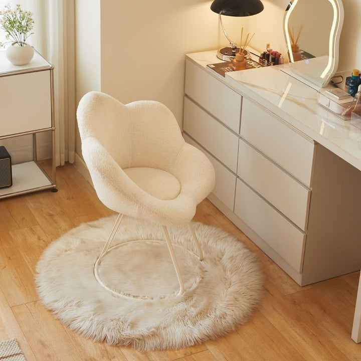 Moderner drehbarer Schminkhocker im nordischen Stil mit Sherpa-Stoff, Eisen und Blütenblatt-Design, mit Rückenlehne und Armlehnen, für das Schlafzimmer 