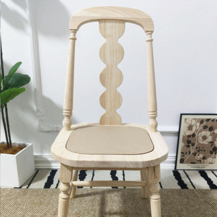 Traditioneller französischer Esszimmerstuhl aus Gummibaumholz mit Stoffleder und quadratischer Perlenrückenlehne für das Esszimmer 