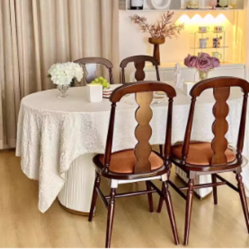 Traditioneller französischer Esszimmerstuhl aus Gummibaumholz mit Stoffleder und quadratischer Perlenrückenlehne für das Esszimmer 