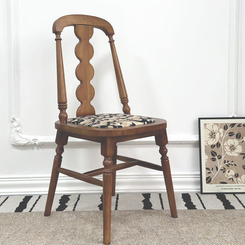 Traditioneller französischer Esszimmerstuhl aus Gummibaumholz mit Stoffleder und quadratischer Perlenrückenlehne für das Esszimmer 