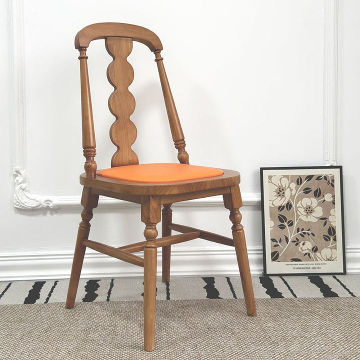 Traditioneller französischer Esszimmerstuhl aus Gummibaumholz mit Stoffleder und quadratischer Perlenrückenlehne für das Esszimmer 