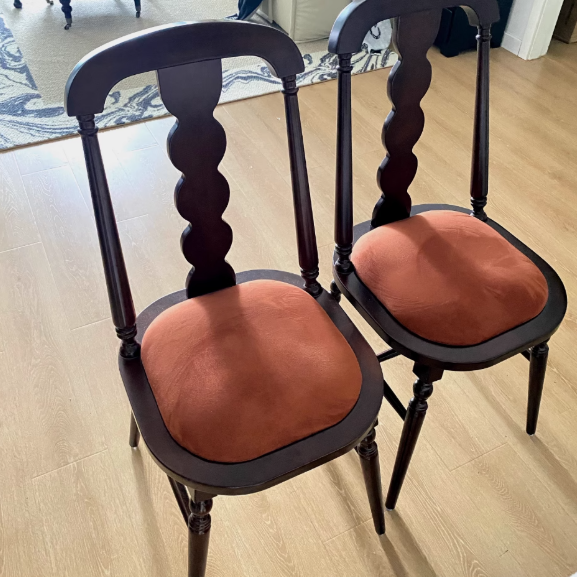 Traditioneller französischer Esszimmerstuhl aus Gummibaumholz mit Stoffleder und quadratischer Perlenrückenlehne für das Esszimmer 