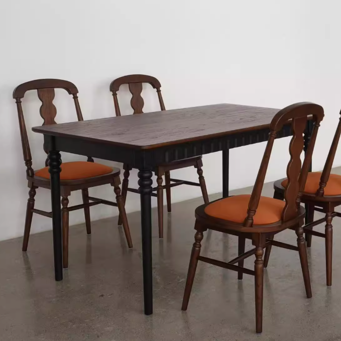 Traditioneller französischer Esszimmerstuhl aus Gummibaumholz mit Stoffleder und quadratischer Perlenrückenlehne für das Esszimmer 
