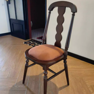 Traditioneller französischer Esszimmerstuhl aus Gummibaumholz mit Stoffleder und quadratischer Perlenrückenlehne für das Esszimmer 