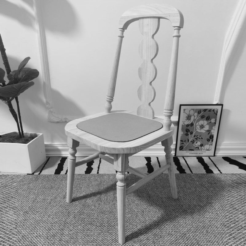 Traditioneller französischer Esszimmerstuhl aus Gummibaumholz mit Stoffleder und quadratischer Perlenrückenlehne für das Esszimmer 
