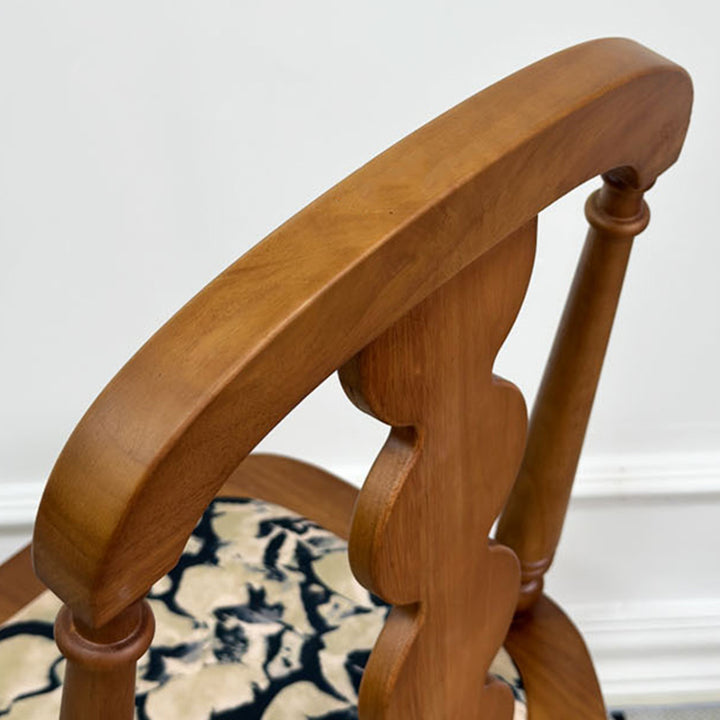 Traditioneller französischer Esszimmerstuhl aus Gummibaumholz mit Stoffleder und quadratischer Perlenrückenlehne für das Esszimmer 