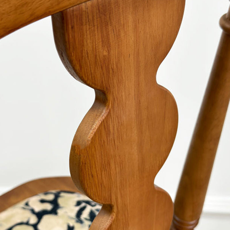 Traditioneller französischer Esszimmerstuhl aus Gummibaumholz mit Stoffleder und quadratischer Perlenrückenlehne für das Esszimmer 
