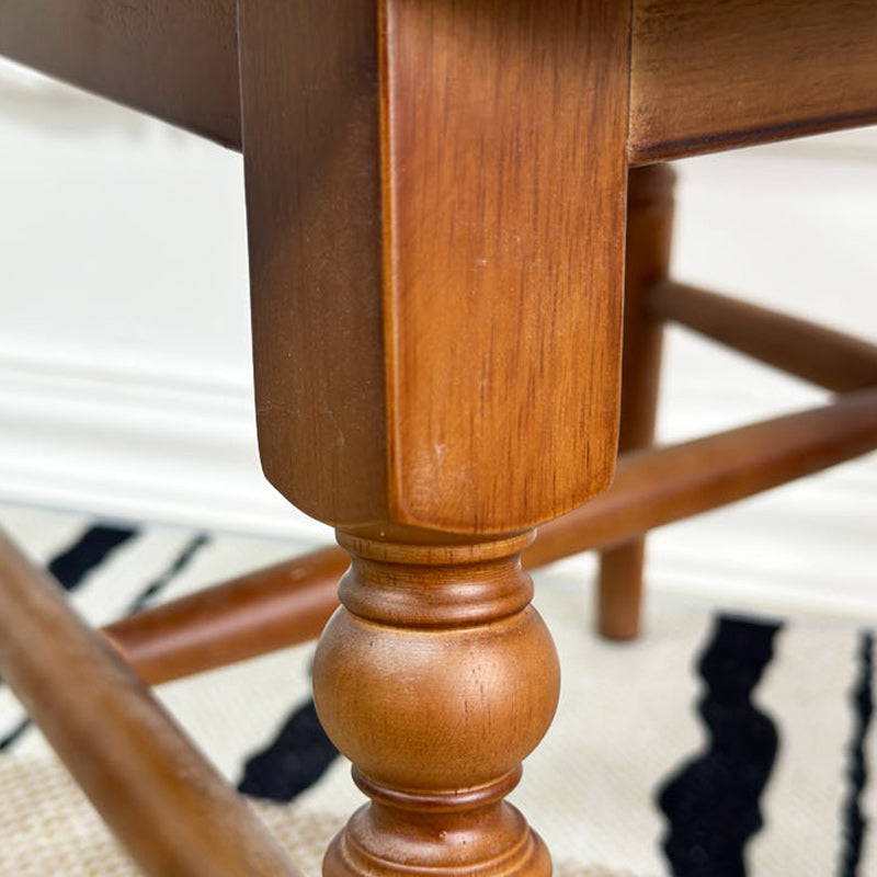 Traditioneller französischer Esszimmerstuhl aus Gummibaumholz mit Stoffleder und quadratischer Perlenrückenlehne für das Esszimmer 