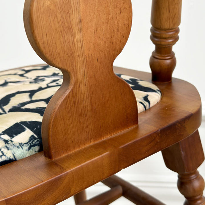 Traditioneller französischer Esszimmerstuhl aus Gummibaumholz mit Stoffleder und quadratischer Perlenrückenlehne für das Esszimmer 