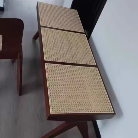 Banc rectangulaire en bois de caoutchouc japonais traditionnel et rotin avec pieds en V et siège tissé à la main pour entrée et salon 