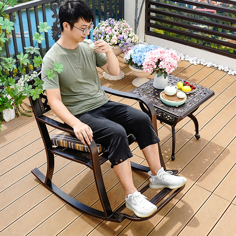 Silla mecedora tradicional europea impermeable de aluminio con patrón floral cuadrado con reposabrazos y reposapiés para patio exterior 