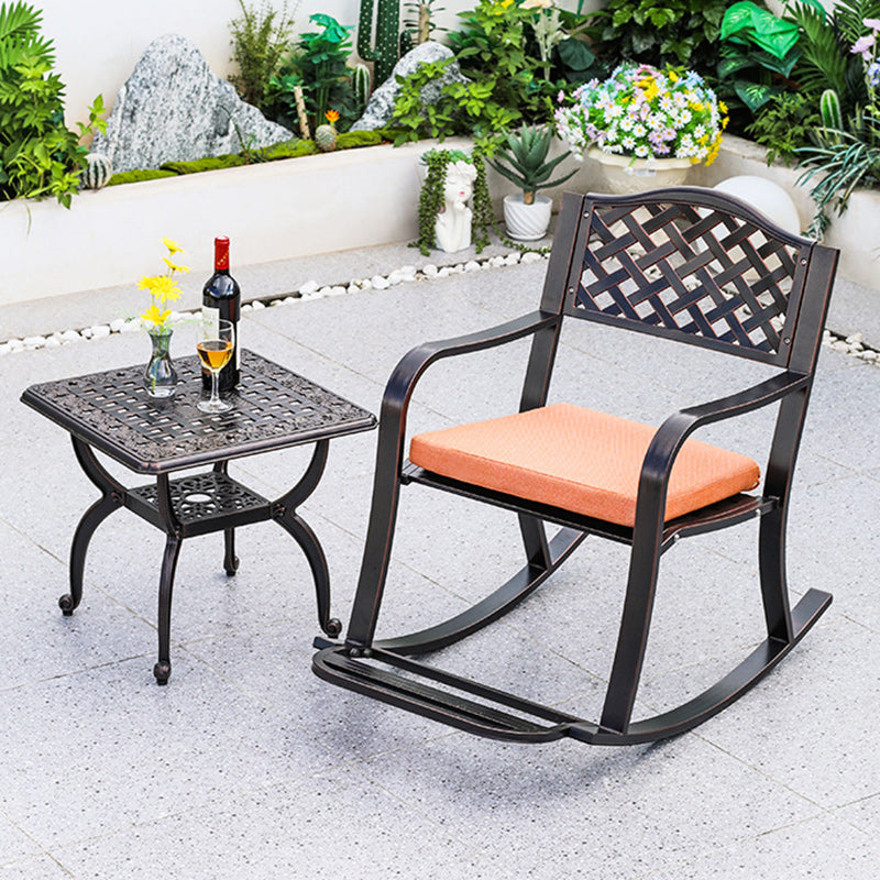 Silla mecedora tradicional europea impermeable de aluminio con patrón floral cuadrado con reposabrazos y reposapiés para patio exterior 