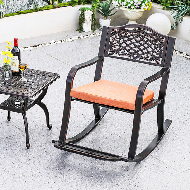 Silla mecedora tradicional europea impermeable de aluminio con patrón floral cuadrado con reposabrazos y reposapiés para patio exterior 