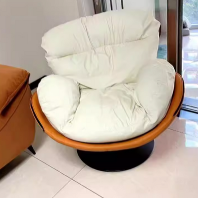 Chaise de salon pivotante avec dossier en cuir nordique contemporain à gratter pour chat, métal, base ronde incurvée pour salon 