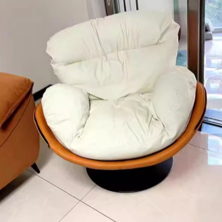 Chaise de salon pivotante avec dossier en cuir nordique contemporain à gratter pour chat, métal, base ronde incurvée pour salon 