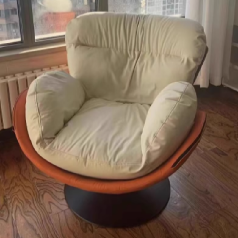 Chaise de salon pivotante avec dossier en cuir nordique contemporain à gratter pour chat, métal, base ronde incurvée pour salon 