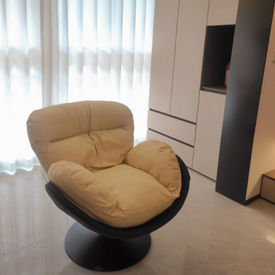 Chaise de salon pivotante avec dossier en cuir nordique contemporain à gratter pour chat, métal, base ronde incurvée pour salon 