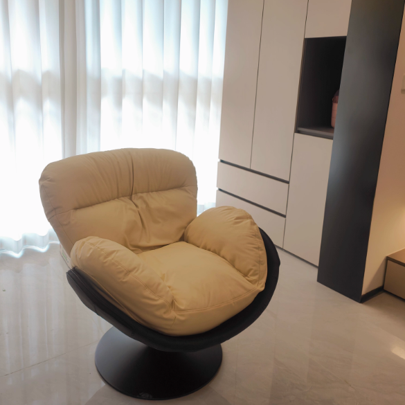 Chaise de salon pivotante avec dossier en cuir nordique contemporain à gratter pour chat, métal, base ronde incurvée pour salon 