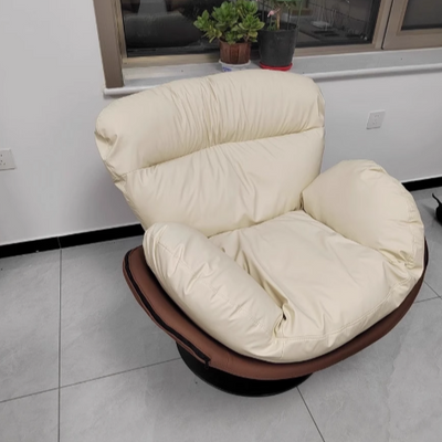 Chaise de salon pivotante avec dossier en cuir nordique contemporain à gratter pour chat, métal, base ronde incurvée pour salon 